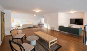 Televízia a/alebo spoločenská miestnosť v ubytovaní Rivus Apartments