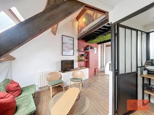 Televízia a/alebo spoločenská miestnosť v ubytovaní La passerelle, duplex atypique de charme
