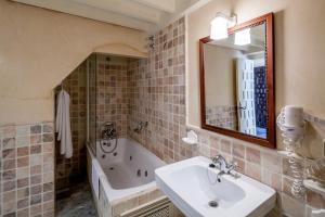 A bathroom at Palacio Marques de la Gomera