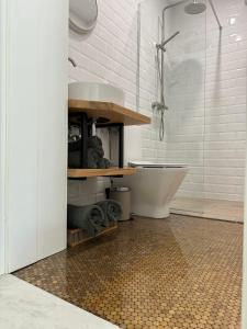 un bagno con vasca e doccia in vetro di Newly Built Family Villa with a Jacuzzi a Sopot Altre 25 foto