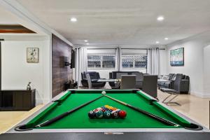 Бильярд в Poolside Tropical Fun with Tiki Bar Games