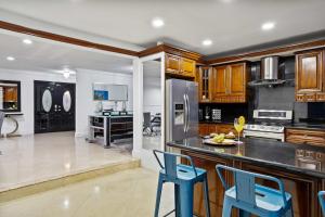 Кухня или мини-кухня в Poolside Tropical Fun with Tiki Bar Games
