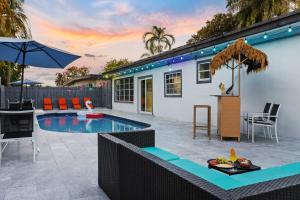 Бассейн в Poolside Tropical Fun with Tiki Bar Games или поблизости