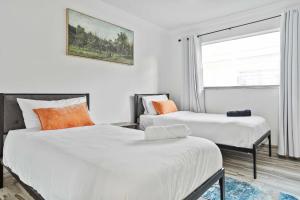 Кровать или кровати в номере Poolside Tropical Fun with Tiki Bar Games +31 фотография