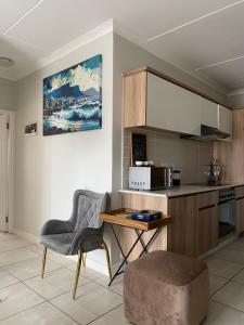 una cucina con scrivania, sedia e tavolo di The Blyde Lifestyle Resort Luxury Pozi a Pretoria