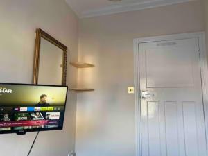TV a/nebo společenská místnost v ubytování Seamless Stays