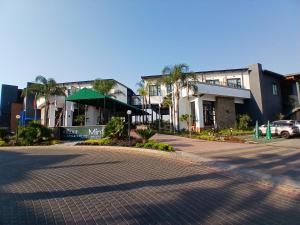 una strada acciottolata di fronte a un edificio di The Blyde Lifestyle Resort Luxury Pozi a Pretoria