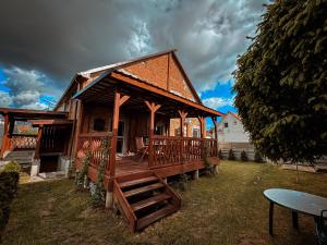 ŁugówWektor Hostel的房屋设有1个带桌子的大甲板