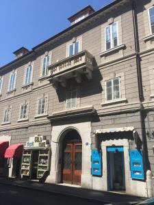een gebouw op de hoek van een straat bij Lo Studio di Joyce in Trieste