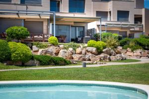 a swimming pool in front of a building at AT051 A pocos metros de la playa, equipamiento completo, piscina comunitaria in Torredembarra
