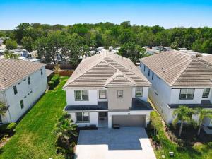een bovenaanzicht van een huis met twee gebouwen bij Experience Villa 12-Bed Vacation Haven BV368 in Kissimmee