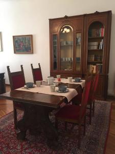 un comedor con una mesa con sillas y un armario en Lo Studio di Joyce, en Trieste