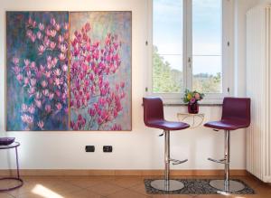 a room with two chairs and a painting on the wall at Villa Bricco Astiani in Montegrosso dʼAsti