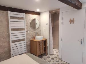 a bathroom with a sink and a mirror at Gîte du Rucher in Vimory