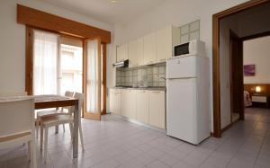 Η κουζίνα ή μικρή κουζίνα στο Appartamenti Mariella +26 φωτογραφίες