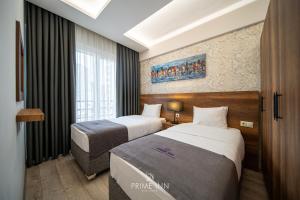 MelikgaziにあるPRIME INN CITYのベッドが2つと窓があるホテルの部屋 +87枚の写真
