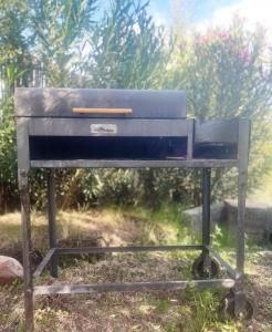 Finca La Escondida San Rafael في سان رافاييل: وجود شواية في العشب في حقل