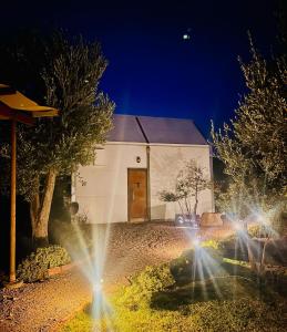 Finca La Escondida San Rafael في سان رافاييل: منزل فيه اضاءه بالليل