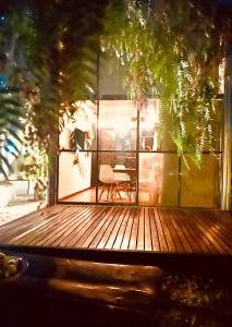 Finca La Escondida San Rafael في سان رافاييل: سطح خشبي فوقه كرسي +146 صورة