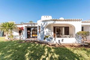 una casa bianca con un prato davanti di Casa N's ad Albufeira
