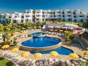 una vista aerea del resort con sedie e ombrelloni di Casa N's ad Albufeira