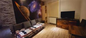 een woonkamer met een bank en een tv bij Arzberger Monteurhaus in Arzberg