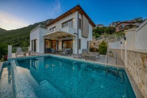a villa with a swimming pool and a house at Çukurbağ Köyü Doğa Manzaralı Villa Oriente in Kas