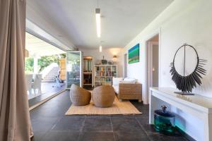 a living room with two chairs and a mirror at Villa Altxor in Stintino