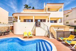 una villa con piscina frente a una casa en Villa Simoes, en Guia