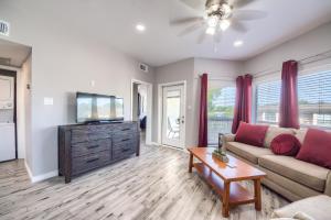 Televiisor ja/või meelelahutuskeskus majutusasutuses Wine and Dine IC 309