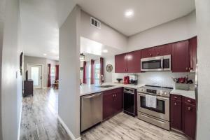 Köök või kööginurk majutusasutuses Wine and Dine IC 309