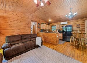 Kuchyň nebo kuchyňský kout v ubytování Cozy Stream True Log Cabin w/ Hot Tub Near SMNP