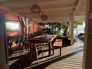 Khu vực ghế ngồi tại Villa Perle de Corail, les pieds dans l'eau