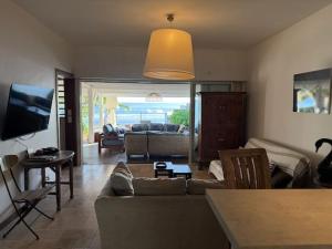 TV/trung tâm giải trí tại Villa Perle de Corail, les pieds dans l'eau