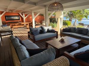 Khu vực ghế ngồi tại Villa Perle de Corail, les pieds dans l'eau