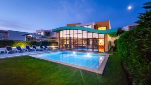 a house with a swimming pool in the yard at Marina - Private Pool - 10 Pax - Albufeira in Albufeira