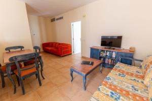 TV/trung tâm giải trí tại Cozy apartment near the sea with wifi and pool