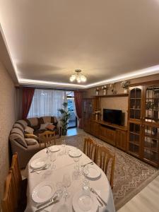 Μια τηλεόραση ή/και κέντρο ψυχαγωγίας στο Apartament Isaran