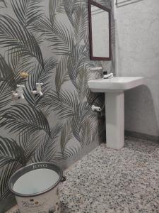Bilik mandi di Keshu Home Stay Hampi