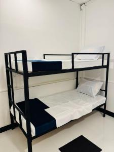 Postel nebo postele na pokoji v ubytování Trinco Chill Zone Hostel