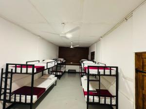 Posteľ alebo postele v izbe v ubytovaní Trinco Chill Zone Hostel