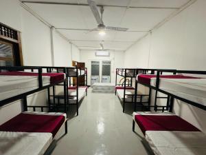 Posteľ alebo postele v izbe v ubytovaní Trinco Chill Zone Hostel