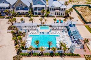 una vista aérea de la piscina del resort en Isle Be Back 238 LAK, en Mustang Beach