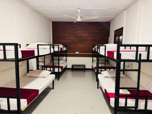 Posteľ alebo postele v izbe v ubytovaní Trinco Chill Zone Hostel