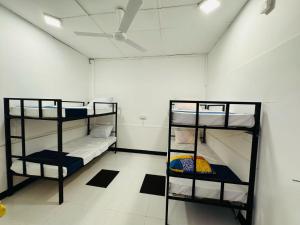 Poschodová posteľ alebo postele v izbe v ubytovaní Trinco Chill Zone Hostel