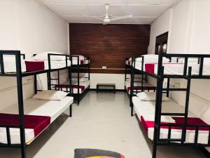 Posteľ alebo postele v izbe v ubytovaní Trinco Chill Zone Hostel