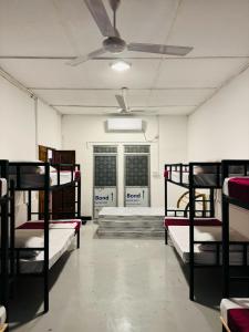 Posteľ alebo postele v izbe v ubytovaní Trinco Chill Zone Hostel
