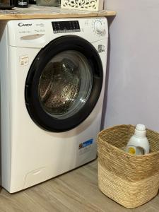 una lavadora blanca junto a una cesta en Casa Martina, en Trani 16 fotos más
