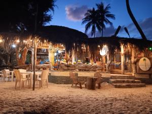 グアヤカネスにある1Vida Bar Restauranteの夜のビーチでのテーブルと椅子