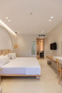 um quarto com uma cama grande e uma cozinha em Dimitri Hotel em Himare